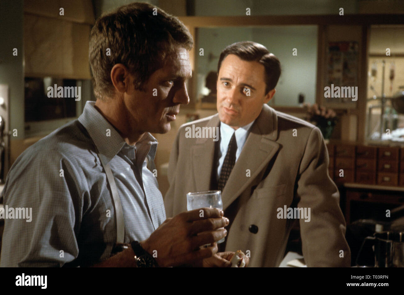 STEVE MCQUEEN, ROBERT VAUGHN, BULLITT, 1968 Banque D'Images