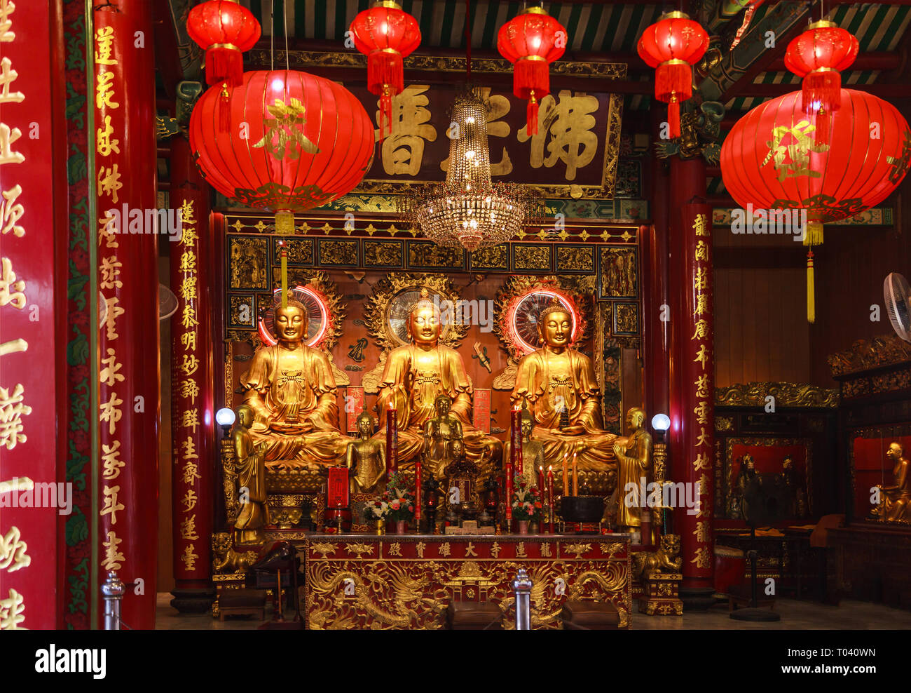 Bangkok, Thaïlande - 27 janvier 2019 : Le président trois images de Bouddha dans le temple de Wat Mangkon Kamalawat (le Temple du Dragon Lotus), du quartier chinois de Bangkok Banque D'Images