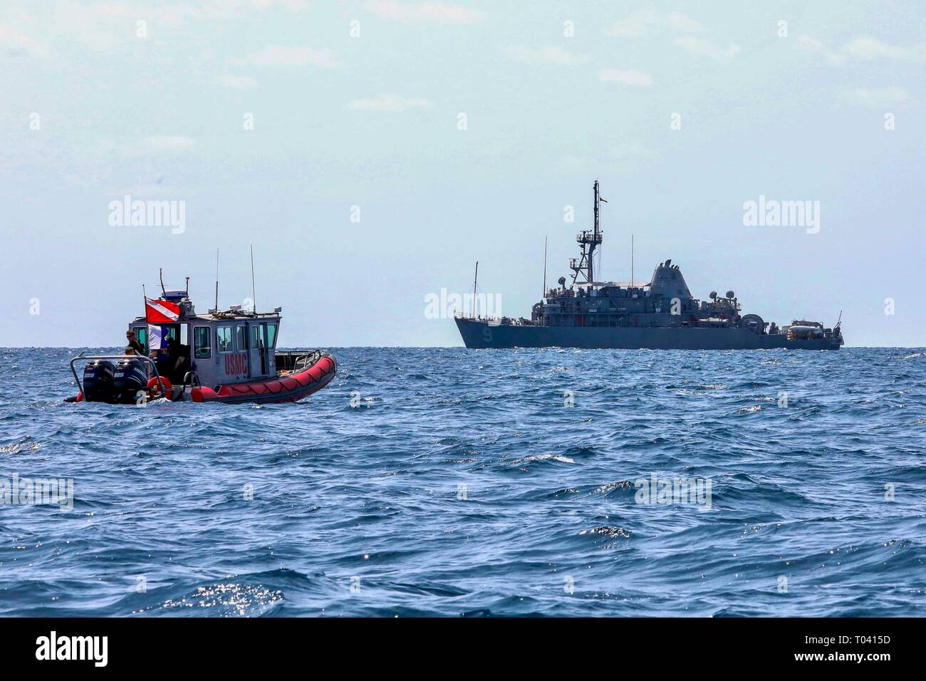 190314-N-AD347-1133 MER DES PHILIPPINES (14 mars 2019) marines affectés à 3e Bataillon de Reconnaissance, travailler avec le Vengeur-class la lutte contre les mines, le USS Pioneer (MCM 9) de procéder à un exercice d'entraînement de la chasse aux mines. Pioneer, partie de la lutte contre les mines, de l'Escadron 7 fonctionne dans la 7e flotte américaine zone des opérations pour améliorer l'interopérabilité avec les partenaires et servir de plate-forme de prêt-réponse d'opérations d'urgence. (U.S. Photo par Marine LTJG Alexander Fairbanks) Banque D'Images