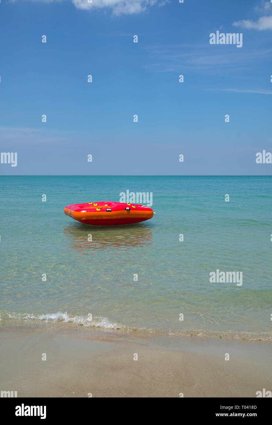 L'été ou vacances, anneau gonflable ou lilo flottant dans la mer par la plage Banque D'Images