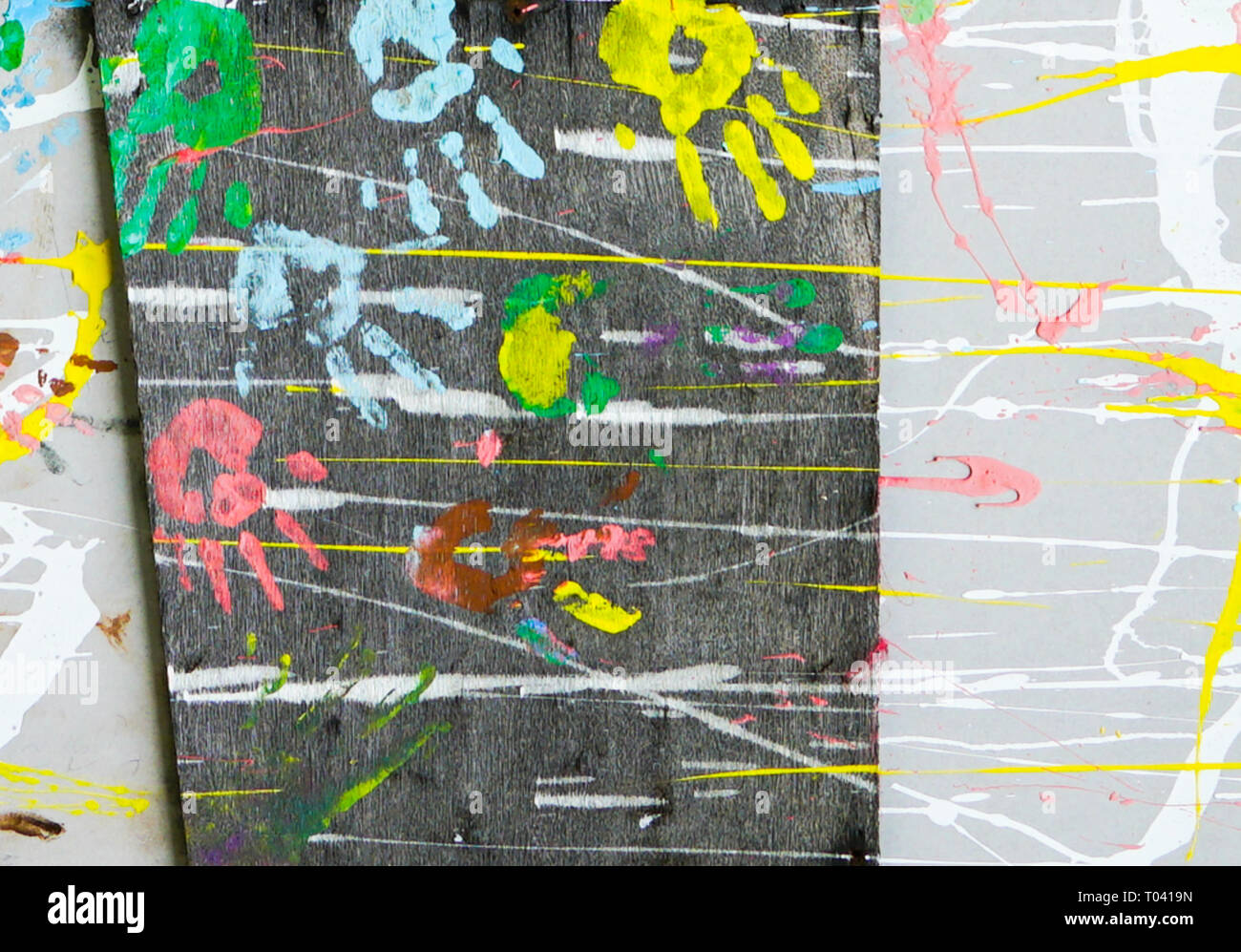 Belle main couleur imprime sur le mur Banque D'Images