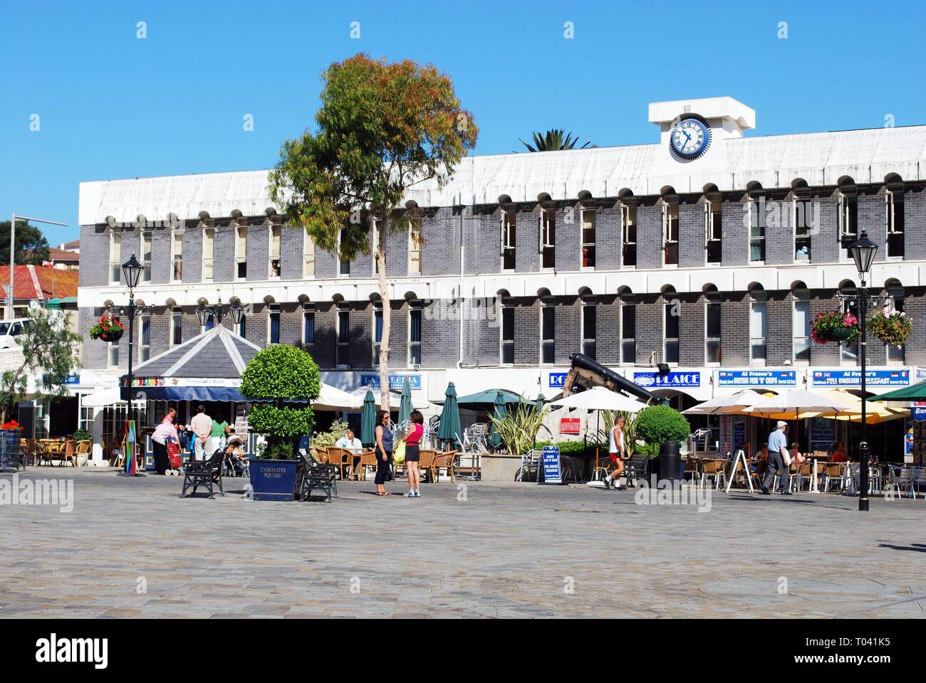 Les touristes se reposent au terrasses des cafés en Grand Carré Casemates, Gibraltar, l'Europe. Banque D'Images