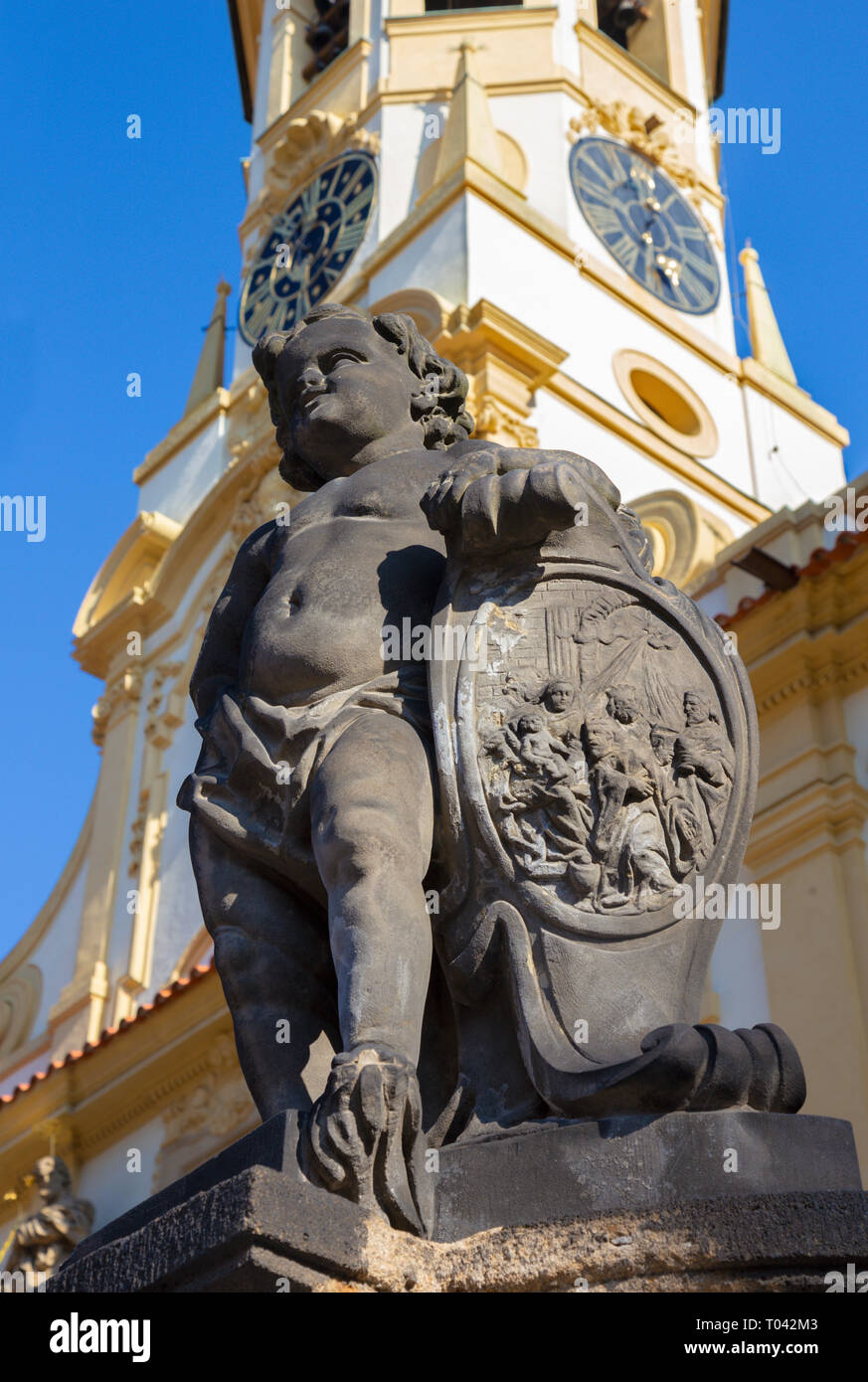 PRAGUE, RÉPUBLIQUE TCHÈQUE - le 14 octobre 2018 : l'ange baroque avant de façade de l'église de Loreto - conçu par Kilian Ignac (1772). Banque D'Images