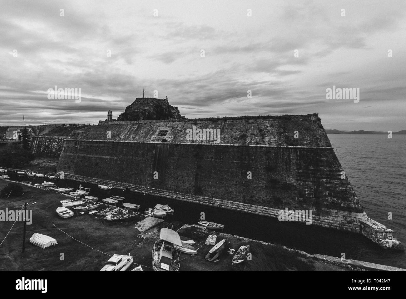 Efficace en noir et blanc de remparts de l'ancienne forteresse vénitienne de Corfou, l'île de Corfou, Grèce. Lieu historique et touristique intéressant Banque D'Images