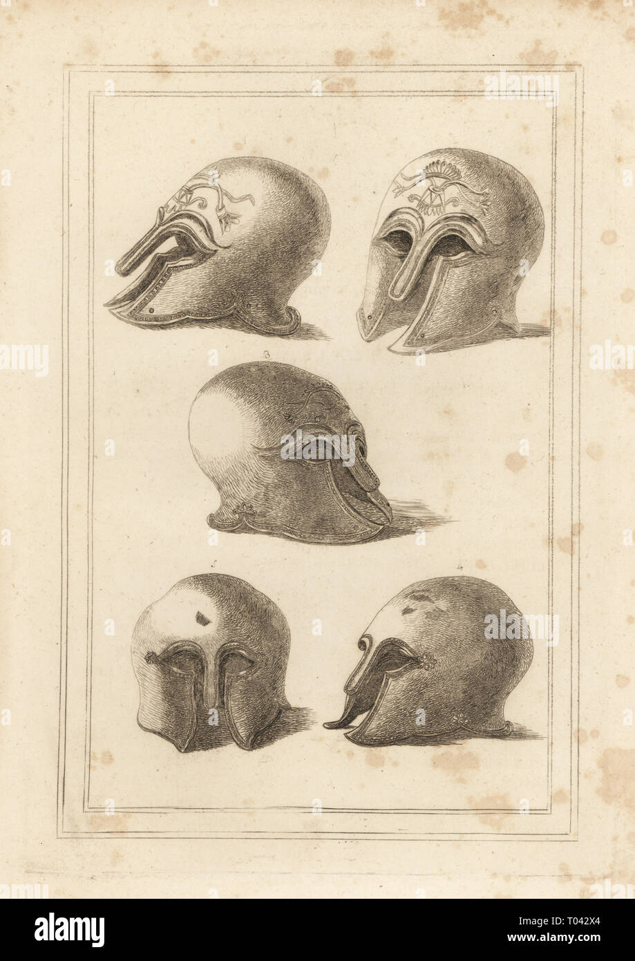 Le grec ancien casque en laiton sous la forme d'un hibou, Minerva's favorite bird, 1, 2, 3 et un autre casque de Rome 4,5. La gravure sur cuivre de Francis Grose antiquités militaires concernant une histoire de l'armée anglaise, Stockdale, Londres, 1812. Banque D'Images
