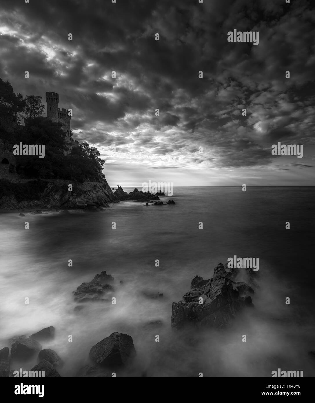 Noir et blanc, d'une exposition longue, capture de château sur une colline près de la mer, Cala Frares, Lloret de Mar, Espagne Banque D'Images
