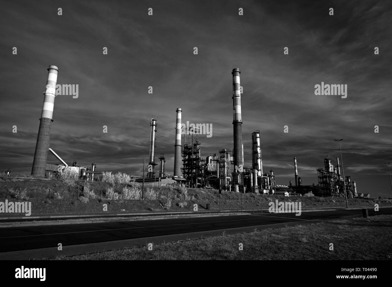Aperçu de l'ensemble des partie d'une grande raffinerie de pétrole près de la voie publique - l'infrarouge noir et blanc Banque D'Images