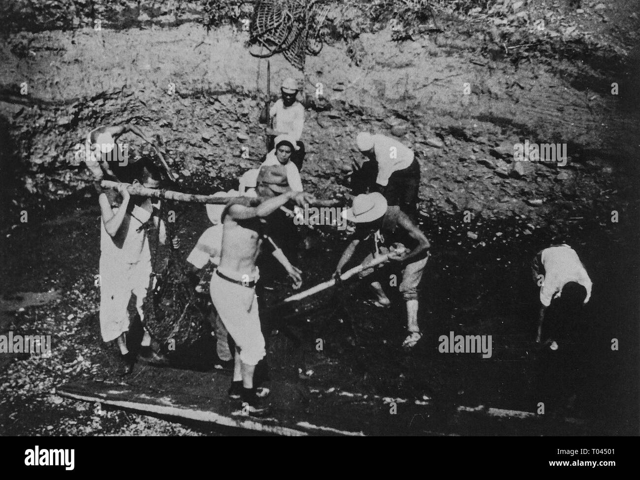 Les travailleurs coréens l'engagement du travail minier, c 1940, Hokkaido, Japon, Collection Privée Banque D'Images