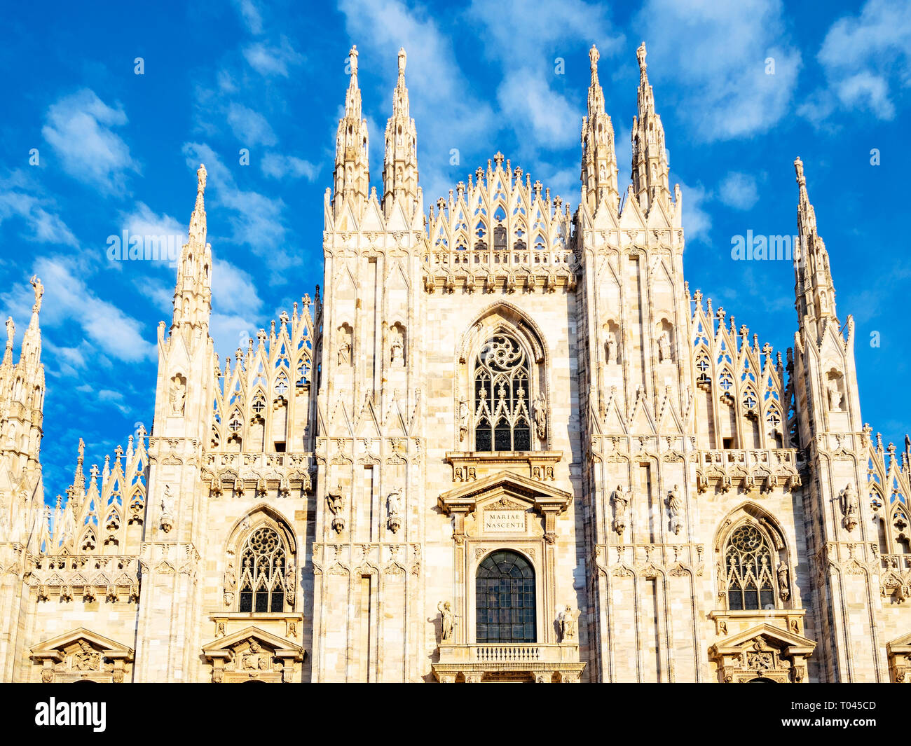Voyage d'Italie - vue avant de la cathédrale de Milan (Duomo di Milano) dans l'après-midi de la ville de Milan Banque D'Images