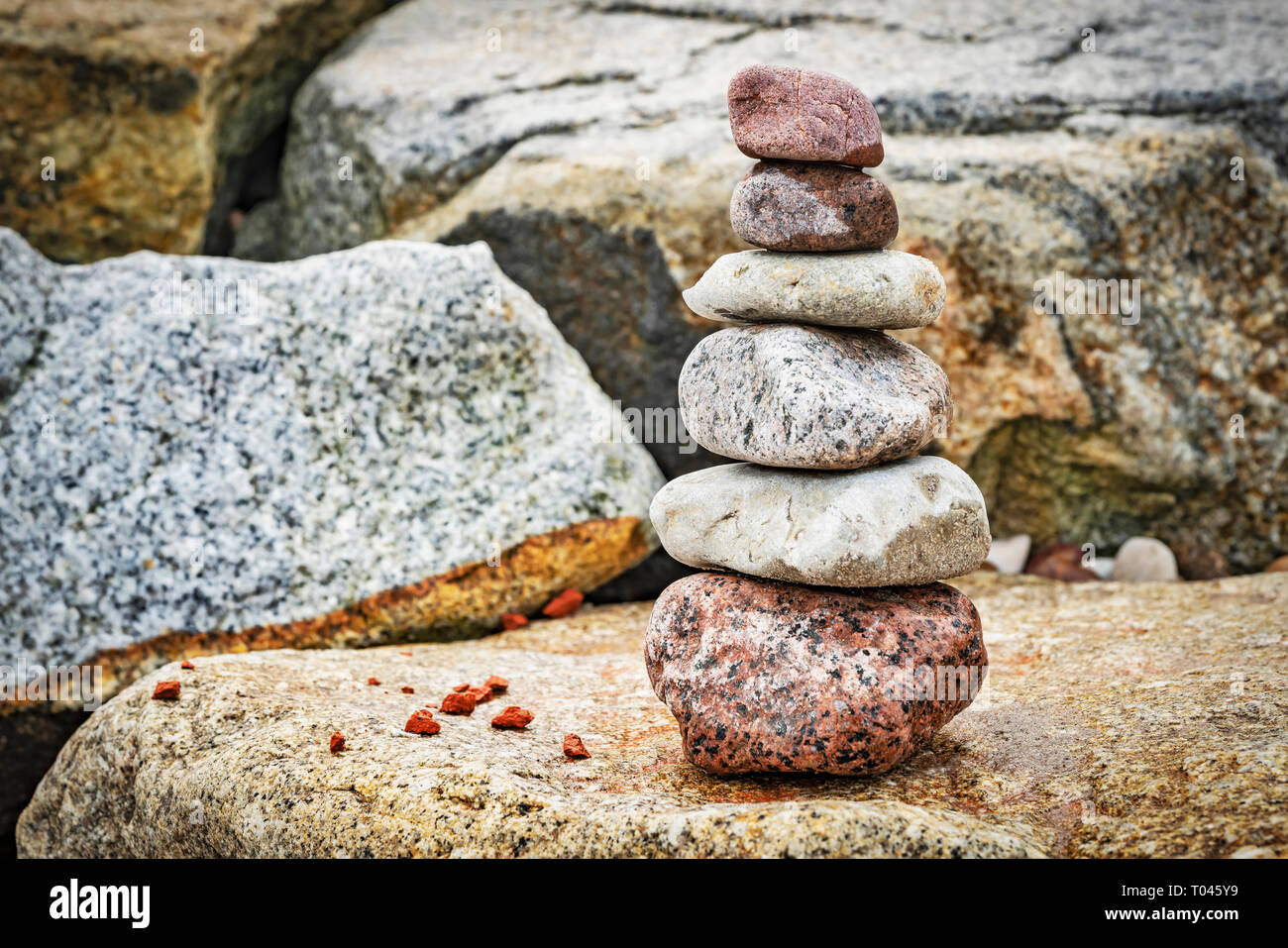 Six pierres empilées les unes sur les autres. Ces pierres sont également connu sous le nom de Cairn Banque D'Images