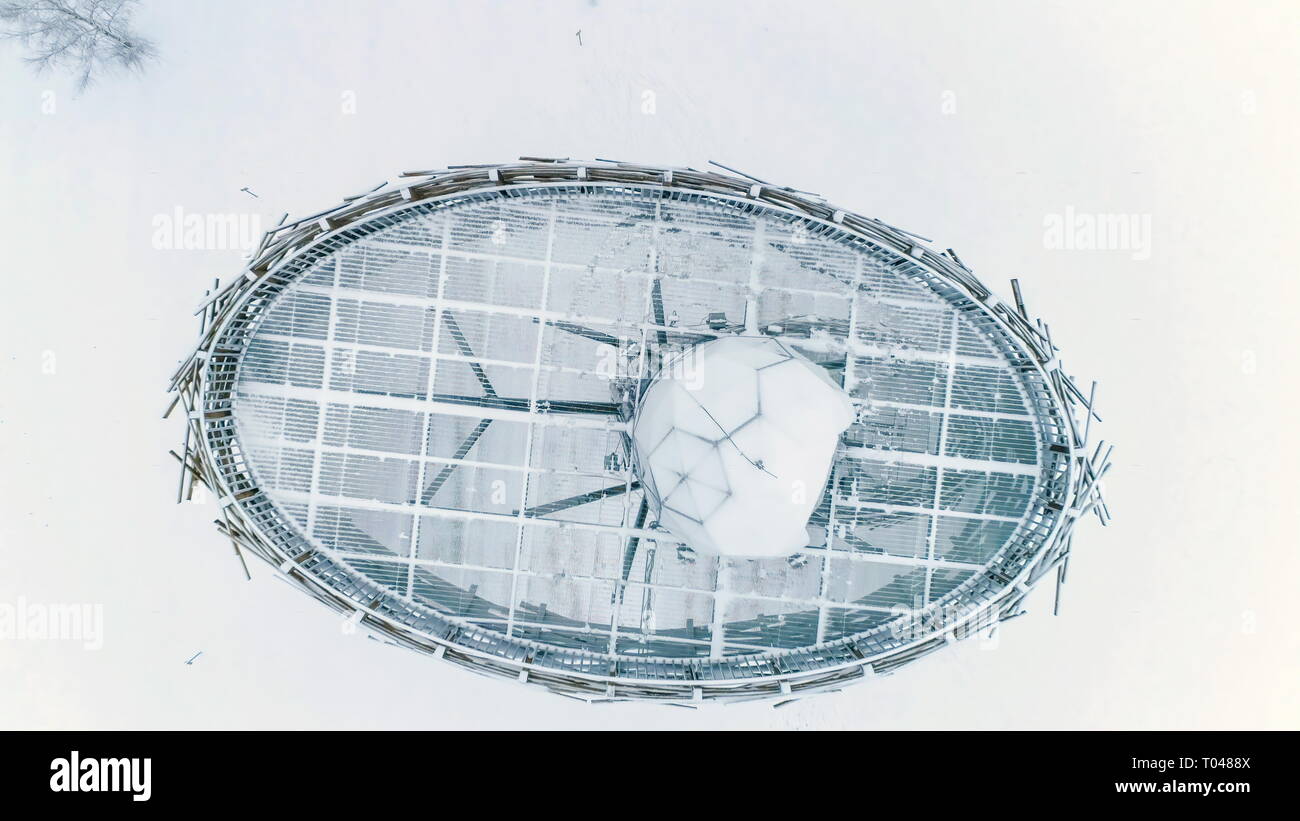 La vue du haut de la tour d'oiseaux nichent dans la montagne rouge dans le plus haut sommet d'épaisseur remplis de neige blanche Banque D'Images