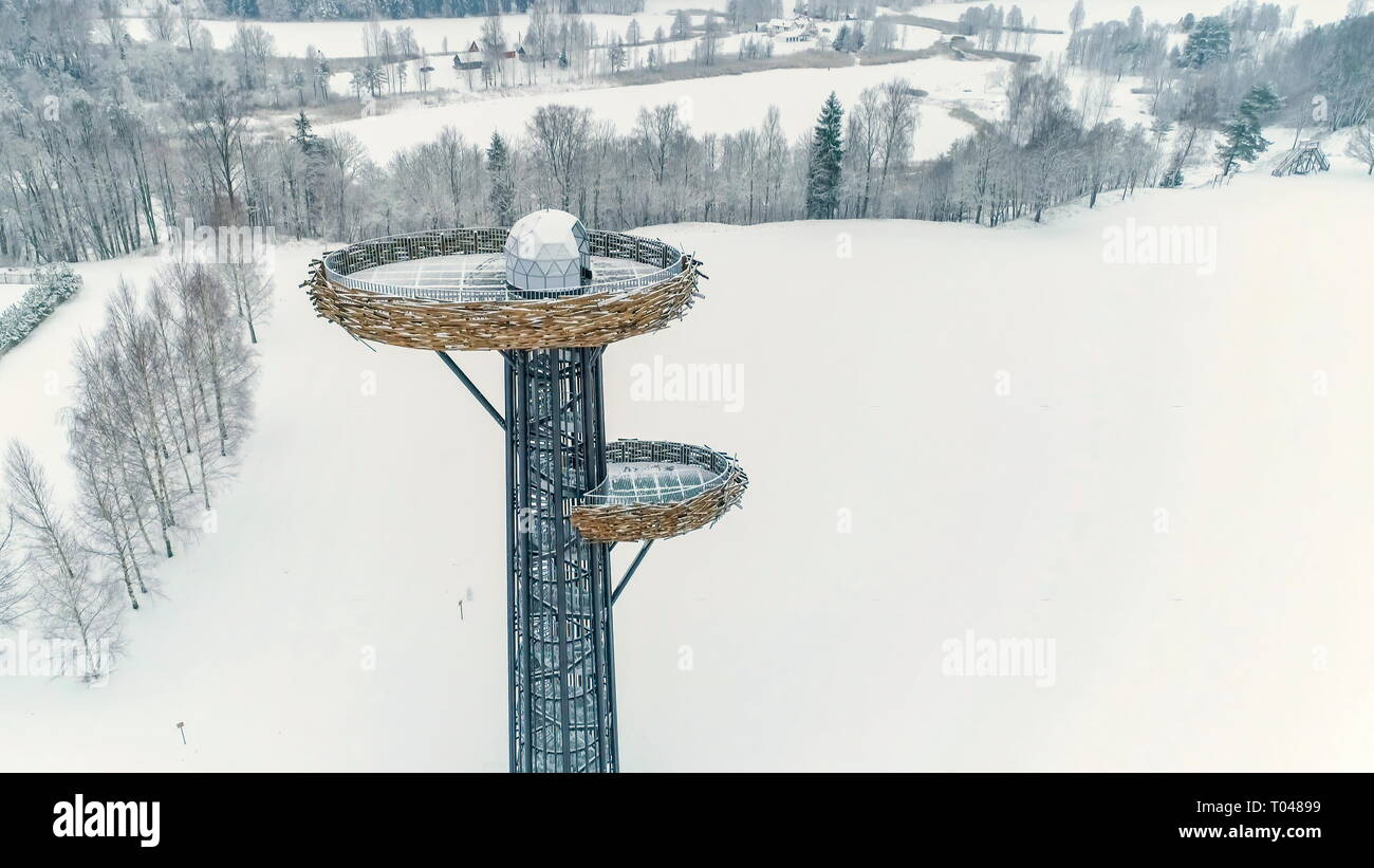 La grande tour d'oiseaux nichent dans la montagne Rouge avec une grosse structure comme des oeufs sur le dessus Banque D'Images