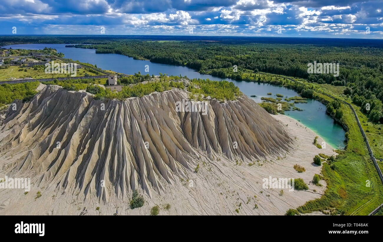 La carrière de calcaire dans la zone Rummu Vasalemma. Une grande partie de l'espace naturel de la carrière est sous un lac formé par les eaux souterraines et est situé à côté d'un s Banque D'Images