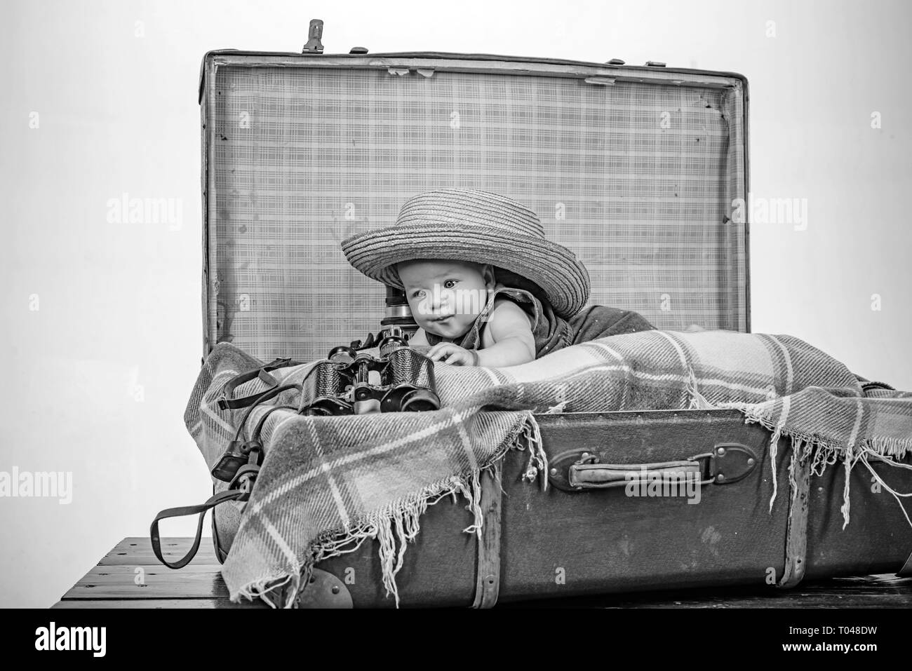 L'humeur joyeuse. La famille. La garde des enfants. Petite fille dans la valise. Voyages et de l'aventure. Portrait of happy petit enfant. Le bonheur de la petite enfance. Photo Banque D'Images