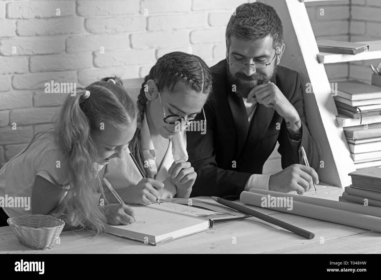 Le temps de l'école des soeurs avec père. vos cours avec barbu tutor et le petit enfant les filles. Banque D'Images