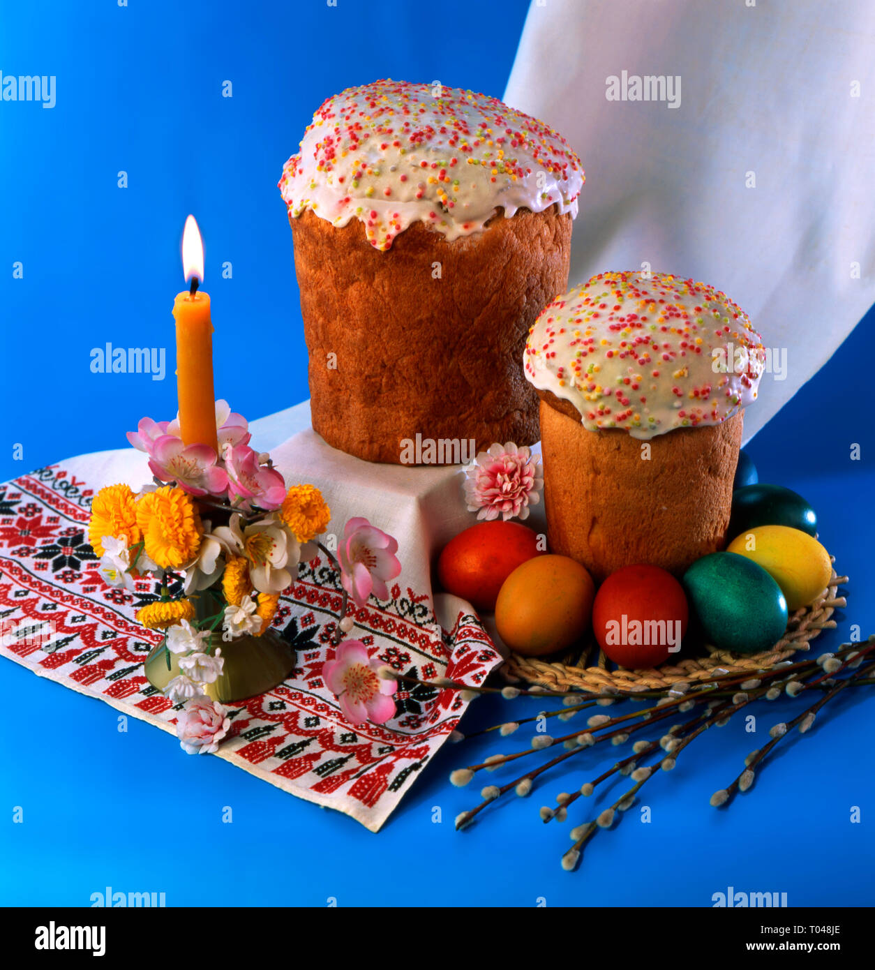 La vie toujours avec des gâteaux de Pâques œuf de Pâques bougies et fleurs de printemps. Banque D'Images