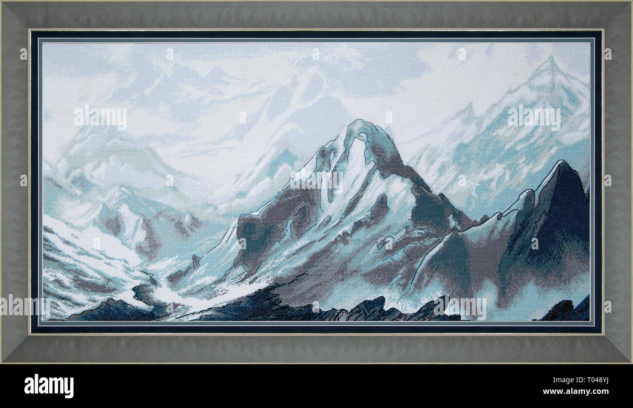 Sommets de montagne dans la neige. Point de croix. Format horizontal. Banque D'Images