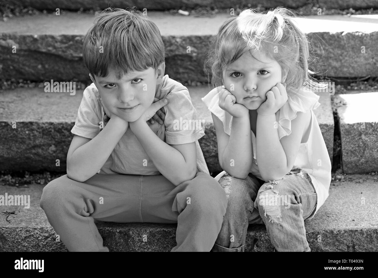 Petite Fille Et Garcon Dans Les Escaliers L Amour De La Petite Enfance Relations Couple De Petits Enfants Garcon Et Fille Des Vacances D Ete Et De Vacances Meilleurs Amis Photo Stock Alamy