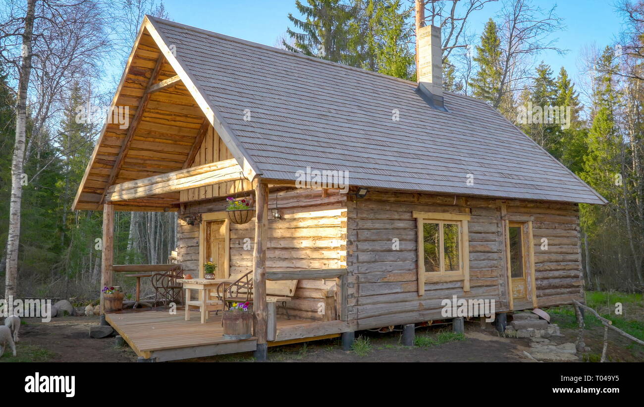 La maison en bois nouvellement construit sur la forêt avec toujours pas de peinture sur elle et les arbres entourant la zone Banque D'Images