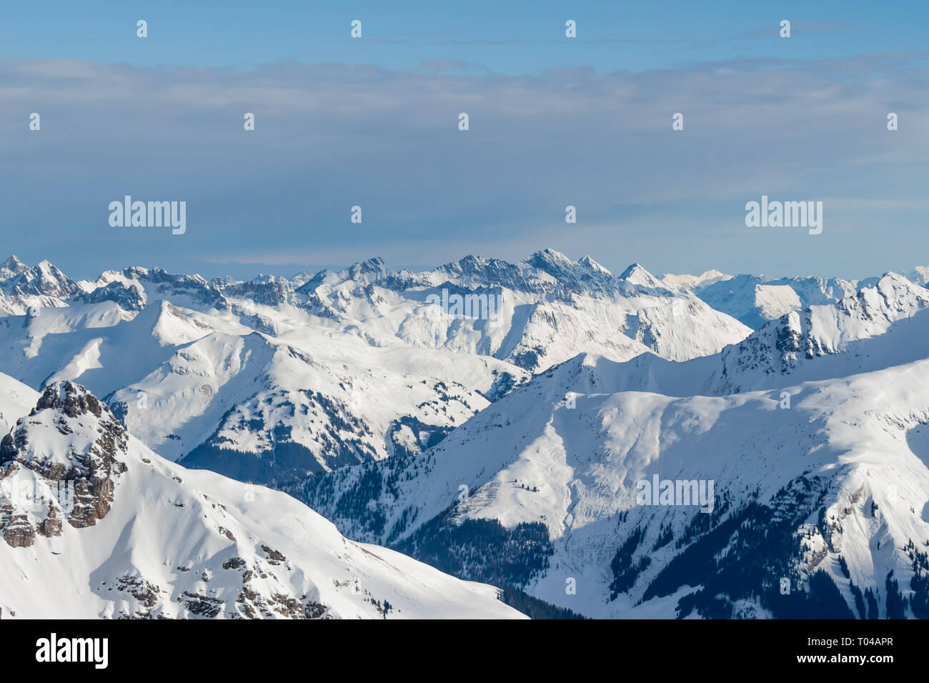 Belles Alpes paysage de montagne des roches sous la neige Banque D'Images