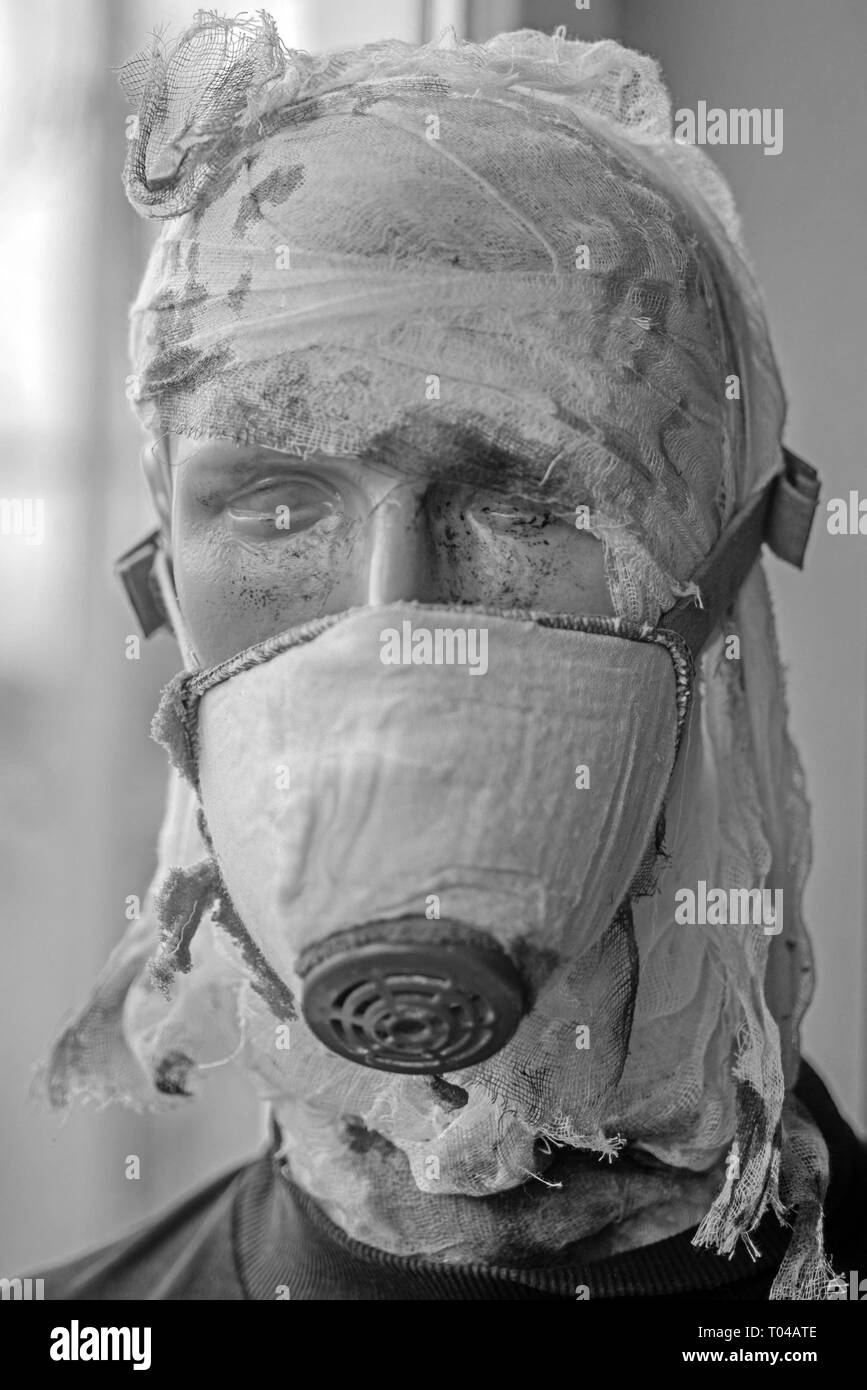 Lorsque la guerre est terminée. Faux de guerre soldat. Homme mannequin porter le masque à gaz contre les attaques chimiques. Victime de guerre victime factice. Victime d'un conflit armé. Mal Banque D'Images