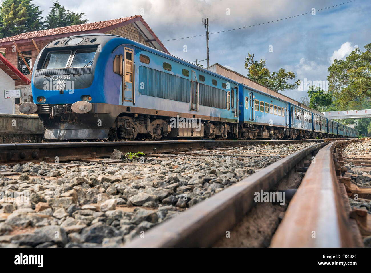 L'un des plus célèbres voyages en train le monde, le train de Kandy à Ella tire dans la station à Ella dans le district de Badulla de la Province d'Uva, S Banque D'Images
