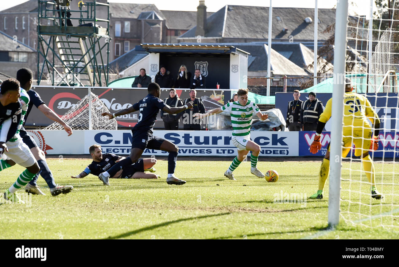 James Forrest du Celtic s'apprête à traverser la balle pour Odsonne du Celtic Edouard à marquer son premier but de côtés du jeu pendant le match de championnat écossais de Ladbrokes Kilmac Stadium, Dundee. Banque D'Images