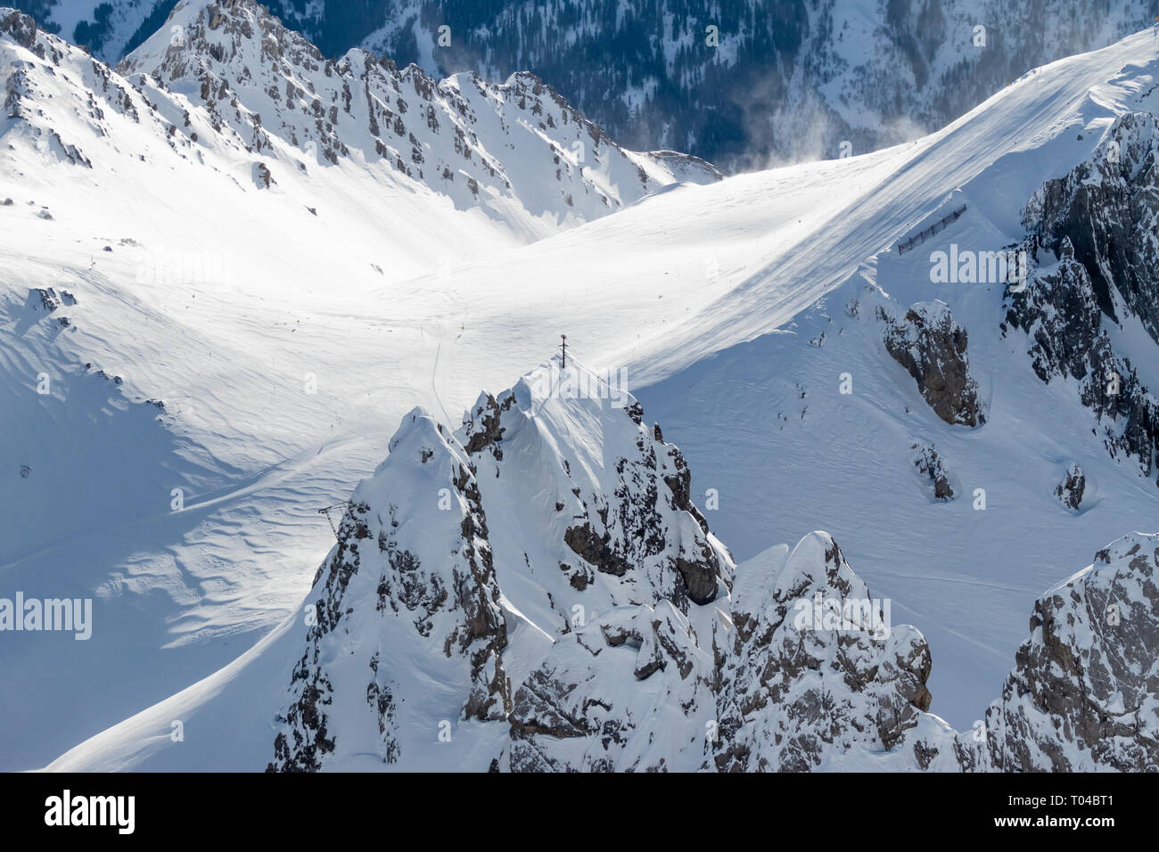 Belles Alpes paysage de montagne des roches sous la neige Banque D'Images