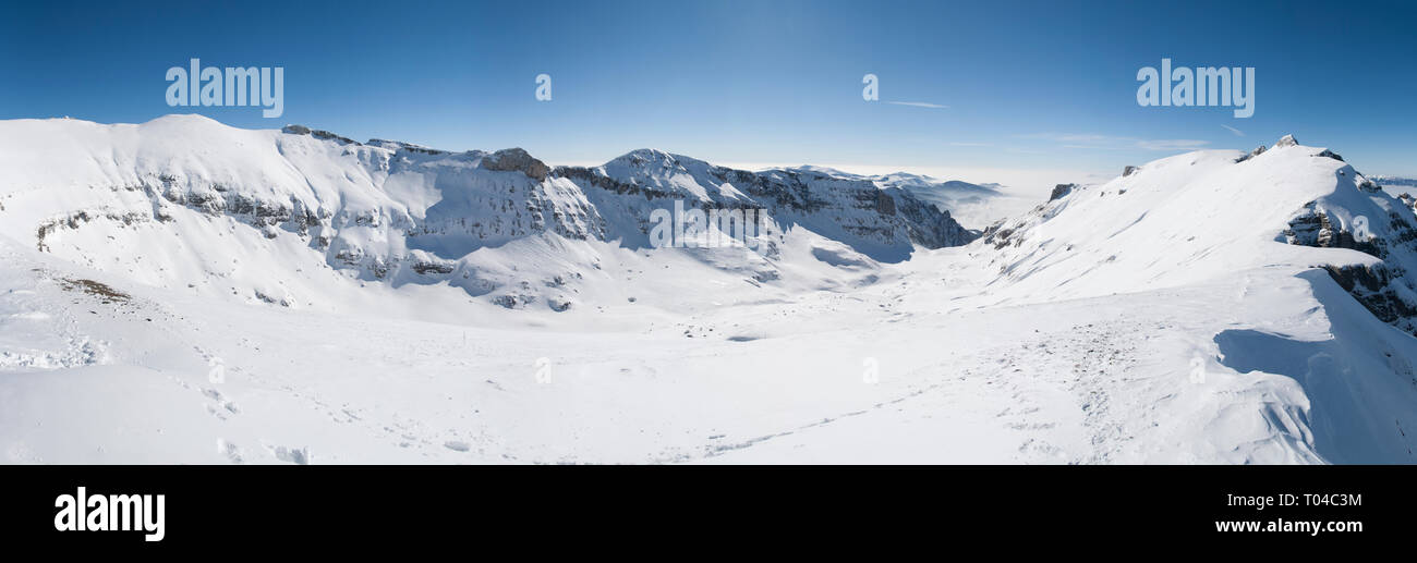 Charactéristiques gaine cuisson panorama alpin en hiver avec beaucoup de neige Banque D'Images