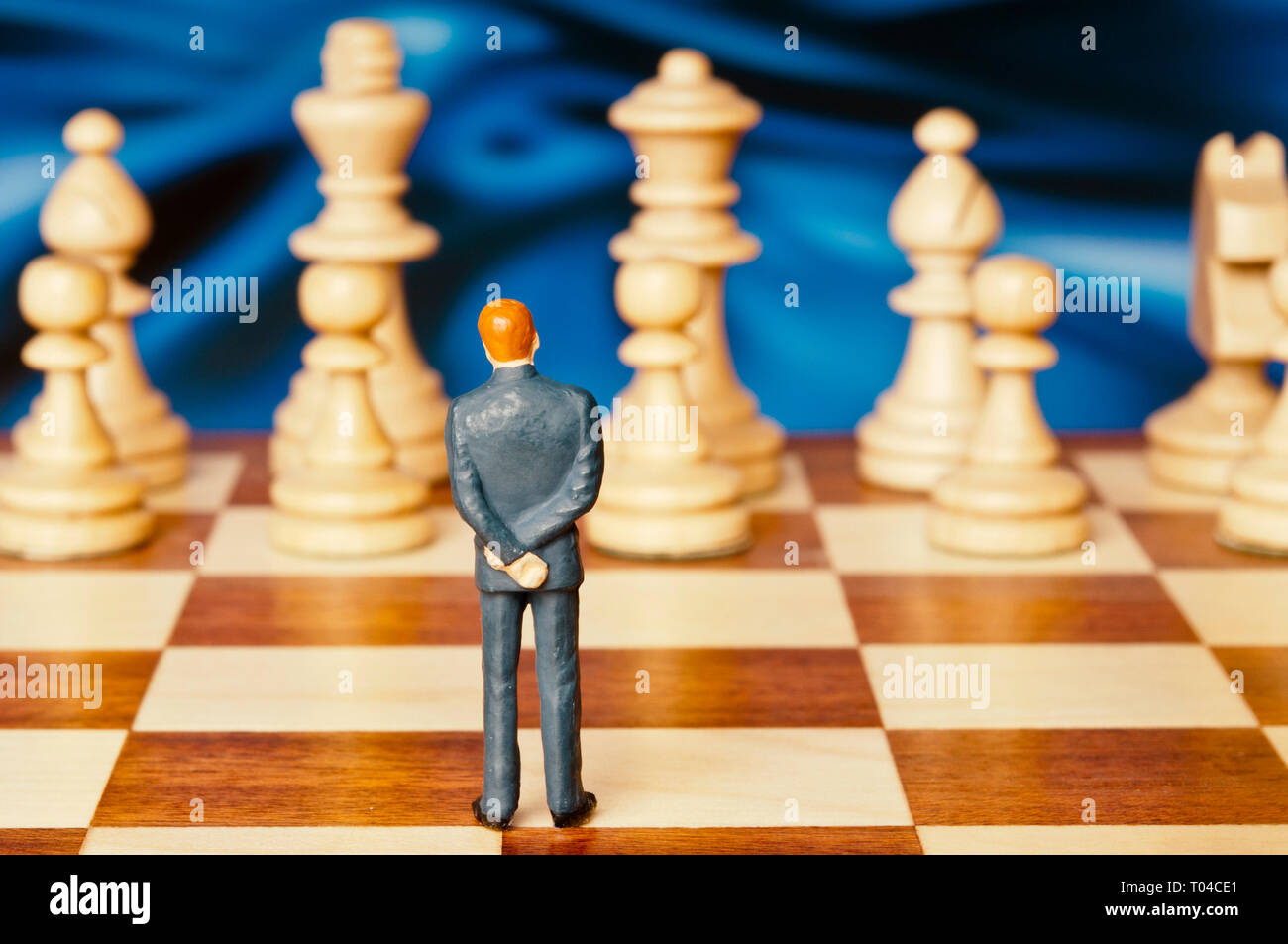 Figurine miniature d'un homme d'affaires sur un échiquier Banque D'Images