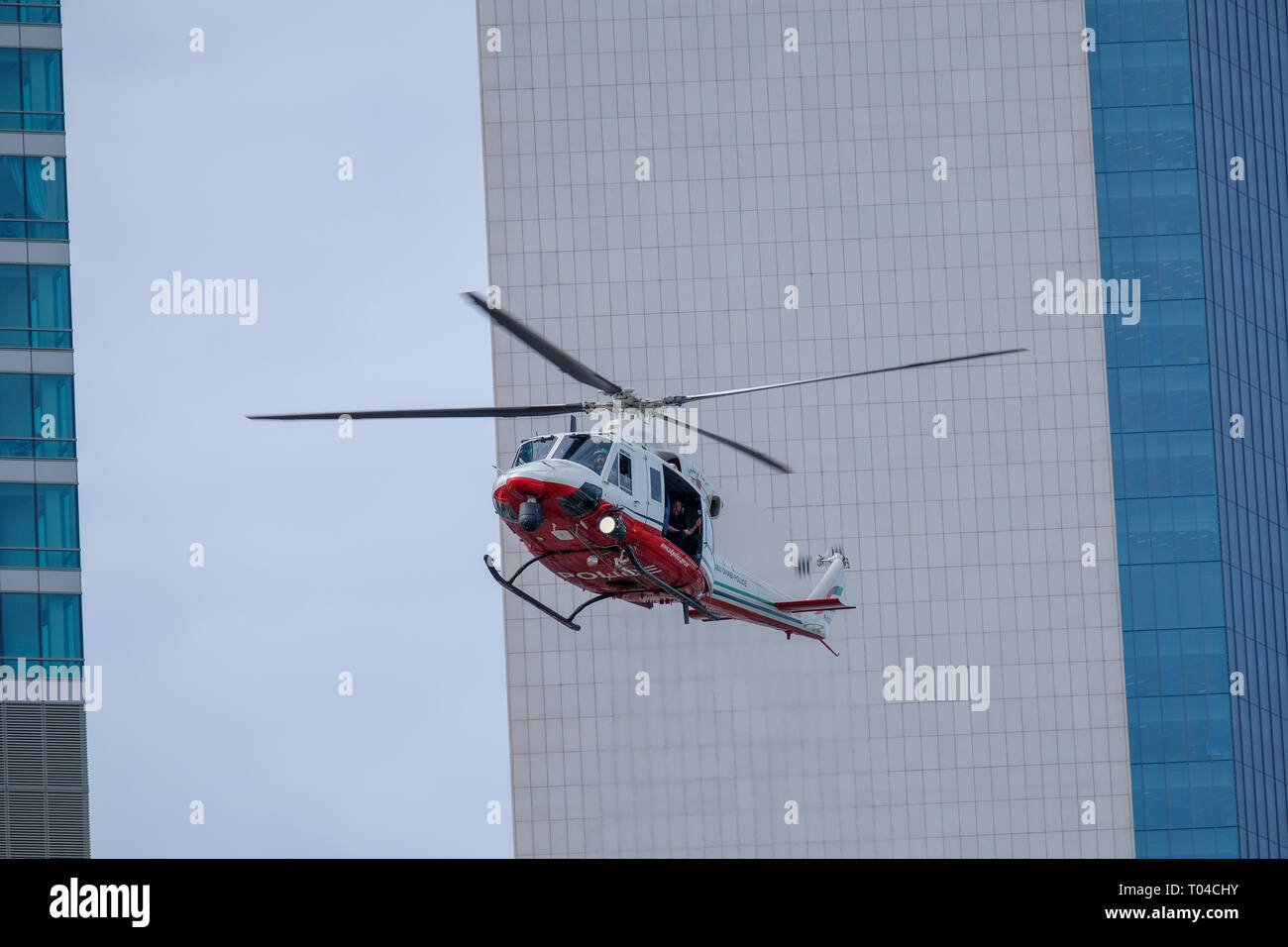 3 mars 2019 - Abu Dhabi, EAU : Abu Dhabi Police Chopper planant au-dessus de la ville Banque D'Images