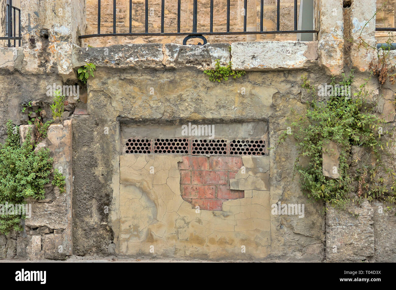 Très vieux bâtiment avec façade finition endommagée, texture de fond. Banque D'Images