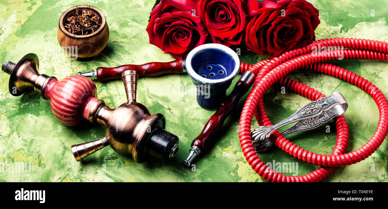 Le narguilé est pour vous détendre avec un arôme de rose narguilé narguilé Chicha..avec fleur. Banque D'Images