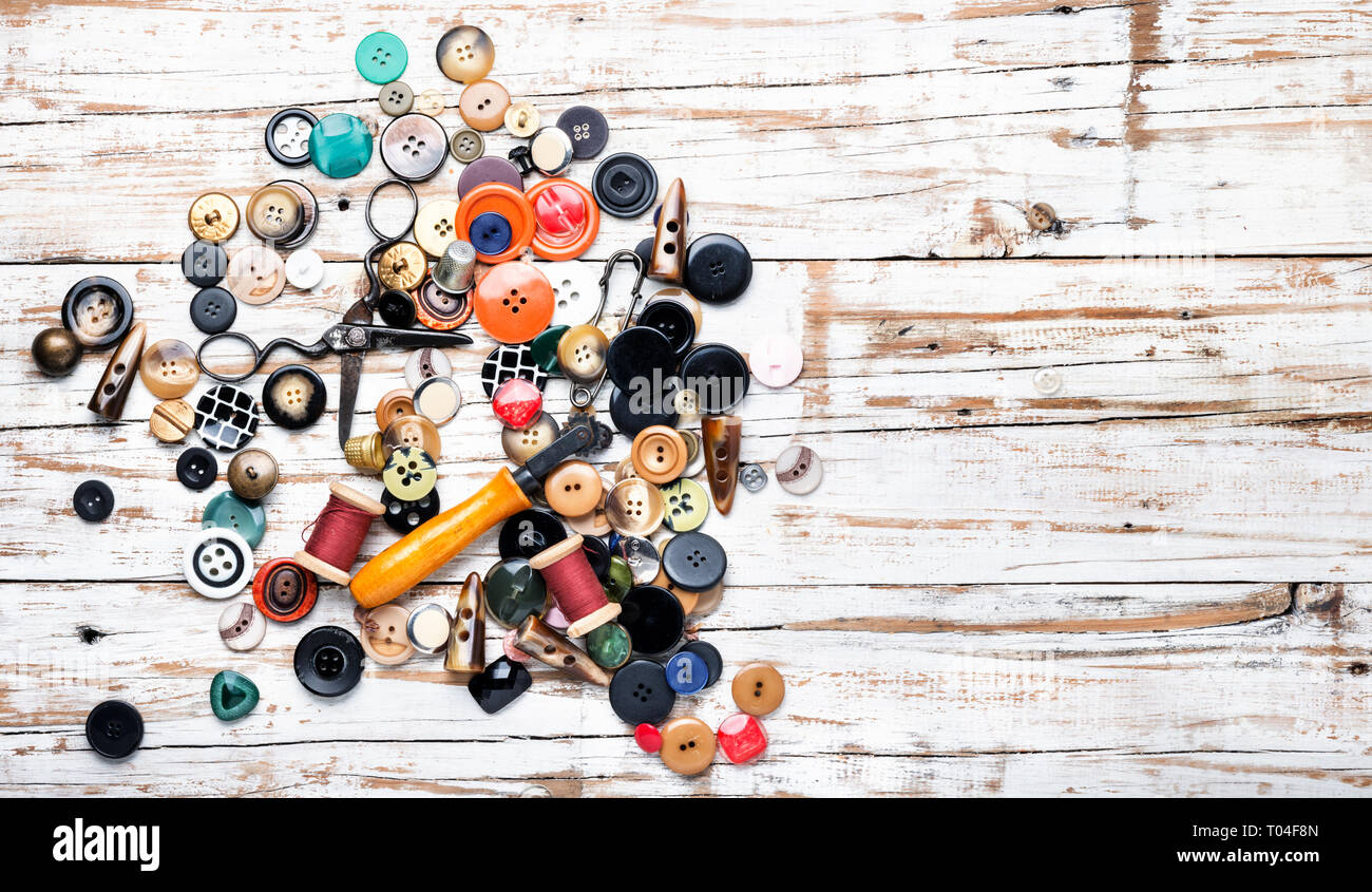 Bobines de fils et de boutons sur la table en bois, boutons de couture ciseaux.et thread Banque D'Images