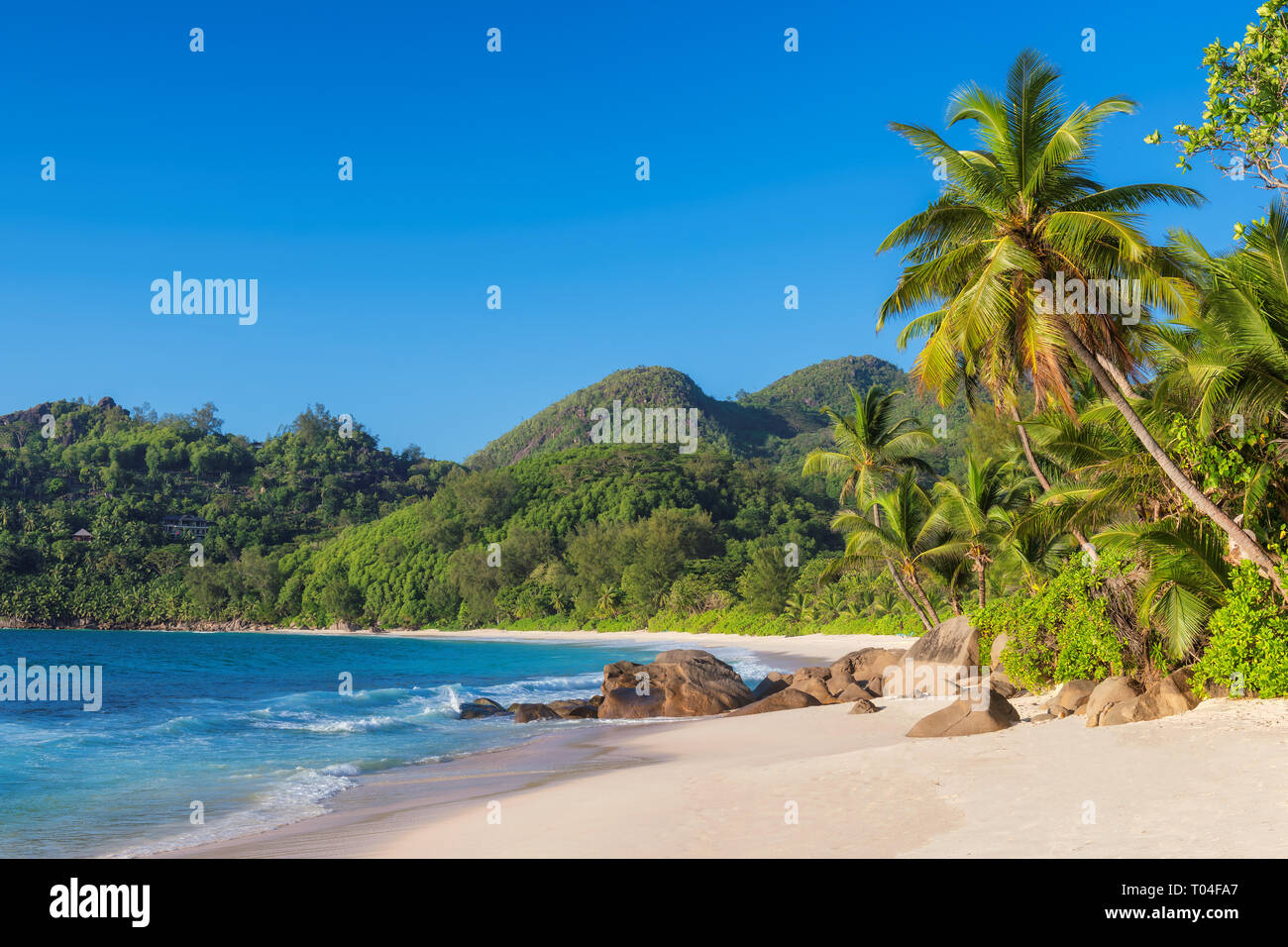 Plage de sable exotiques au coucher du soleil sur les Seychelles Banque D'Images