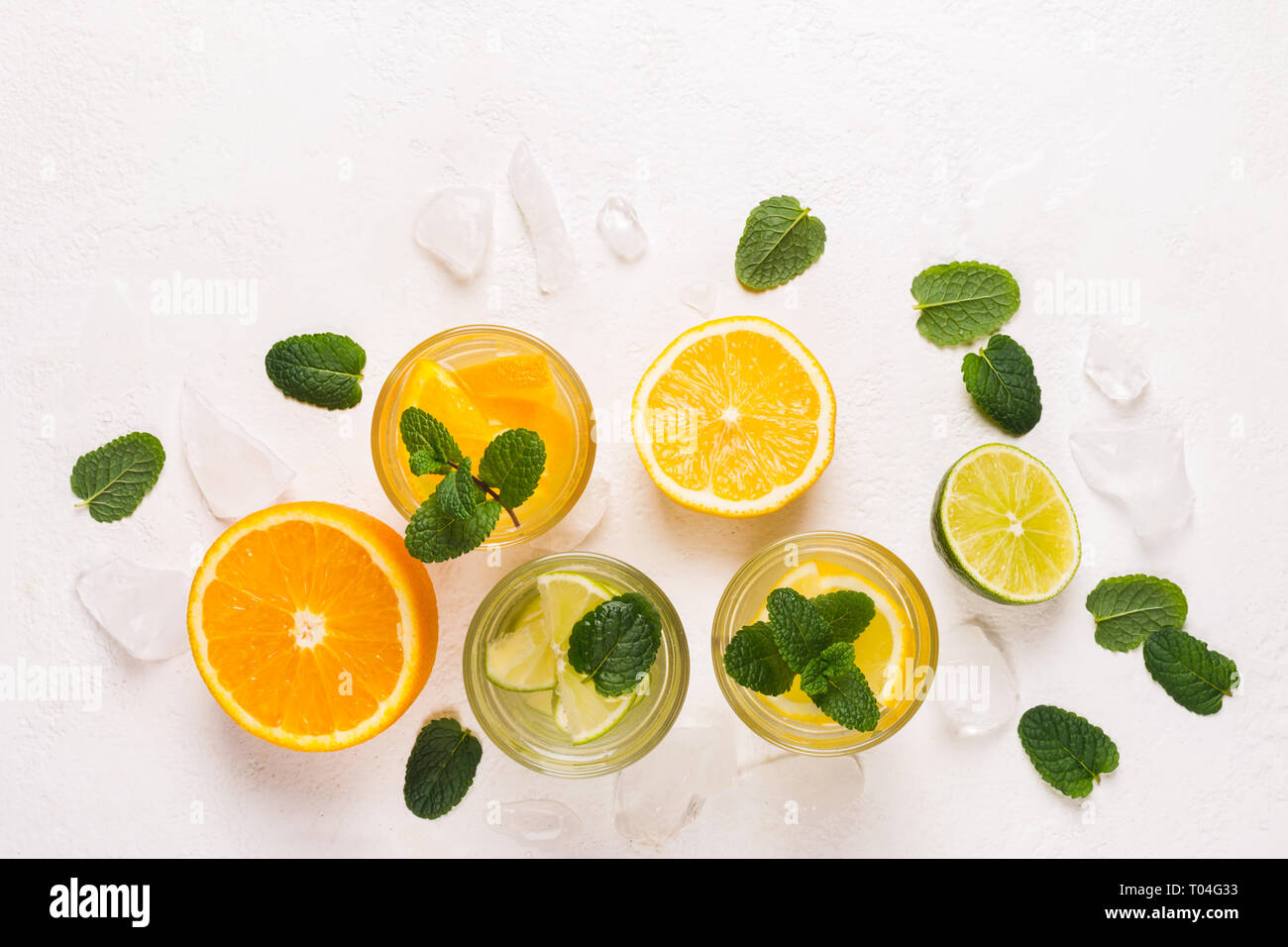 Ensemble de limonade rafraîchissante ou de l'eau et d'agrumes avec detox menthe. Banque D'Images