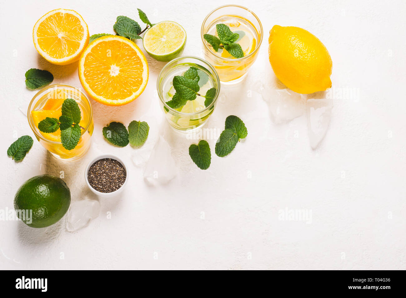 Ensemble de limonade rafraîchissante aux agrumes et menthe. Banque D'Images