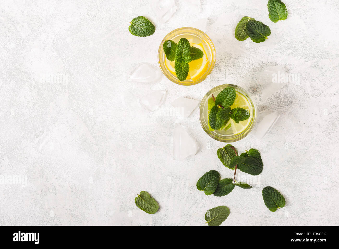 Limonade ou Mojito cocktail à la menthe et de la glace. Banque D'Images