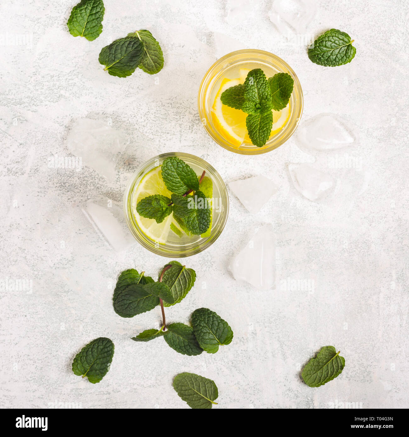 Limonade rafraîchissante ou Mojito cocktail à la menthe et de la glace. Banque D'Images