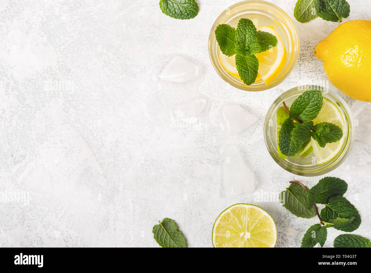 Limonade rafraîchissante ou Mojito cocktail à la menthe et de la glace de près. Banque D'Images