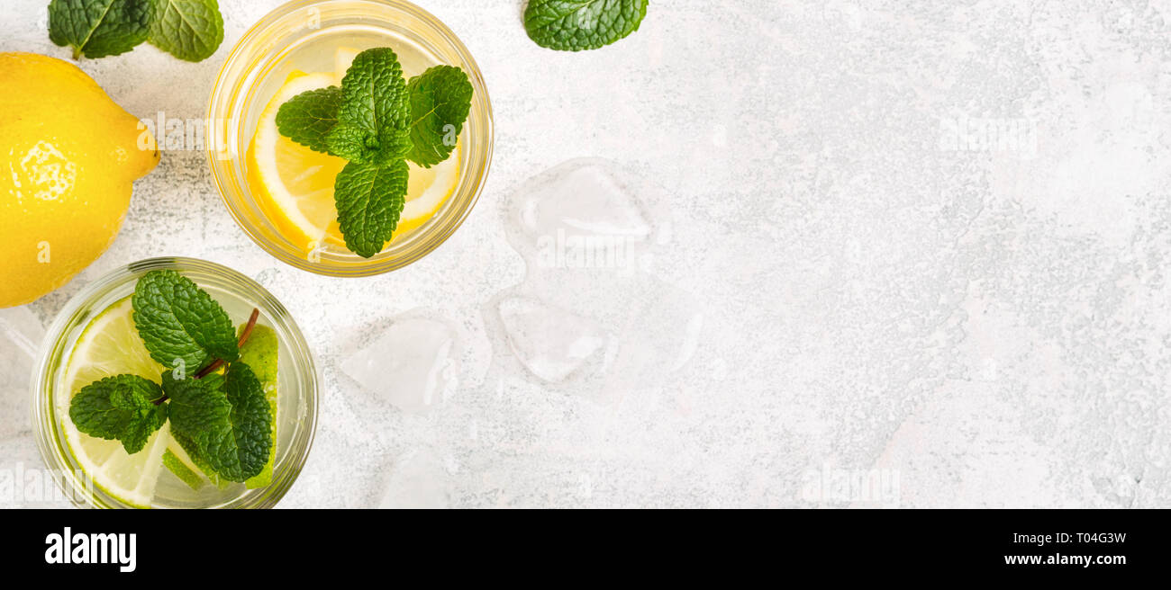Limonade ou Mojito cocktail à la menthe et de la glace close-up, bannière format. Banque D'Images