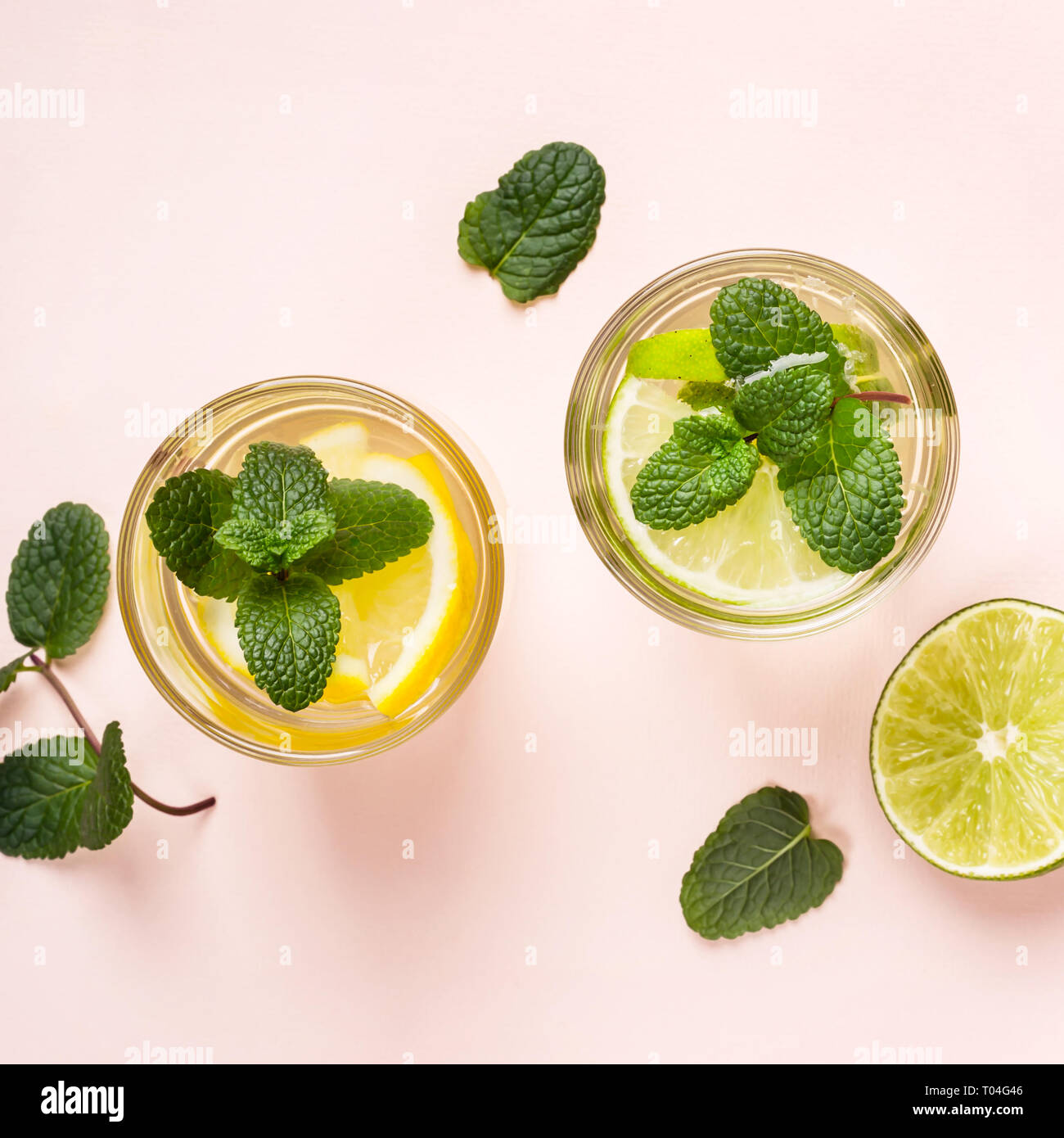 Limonade ou Mojito cocktail à la menthe sur fond rose. Banque D'Images