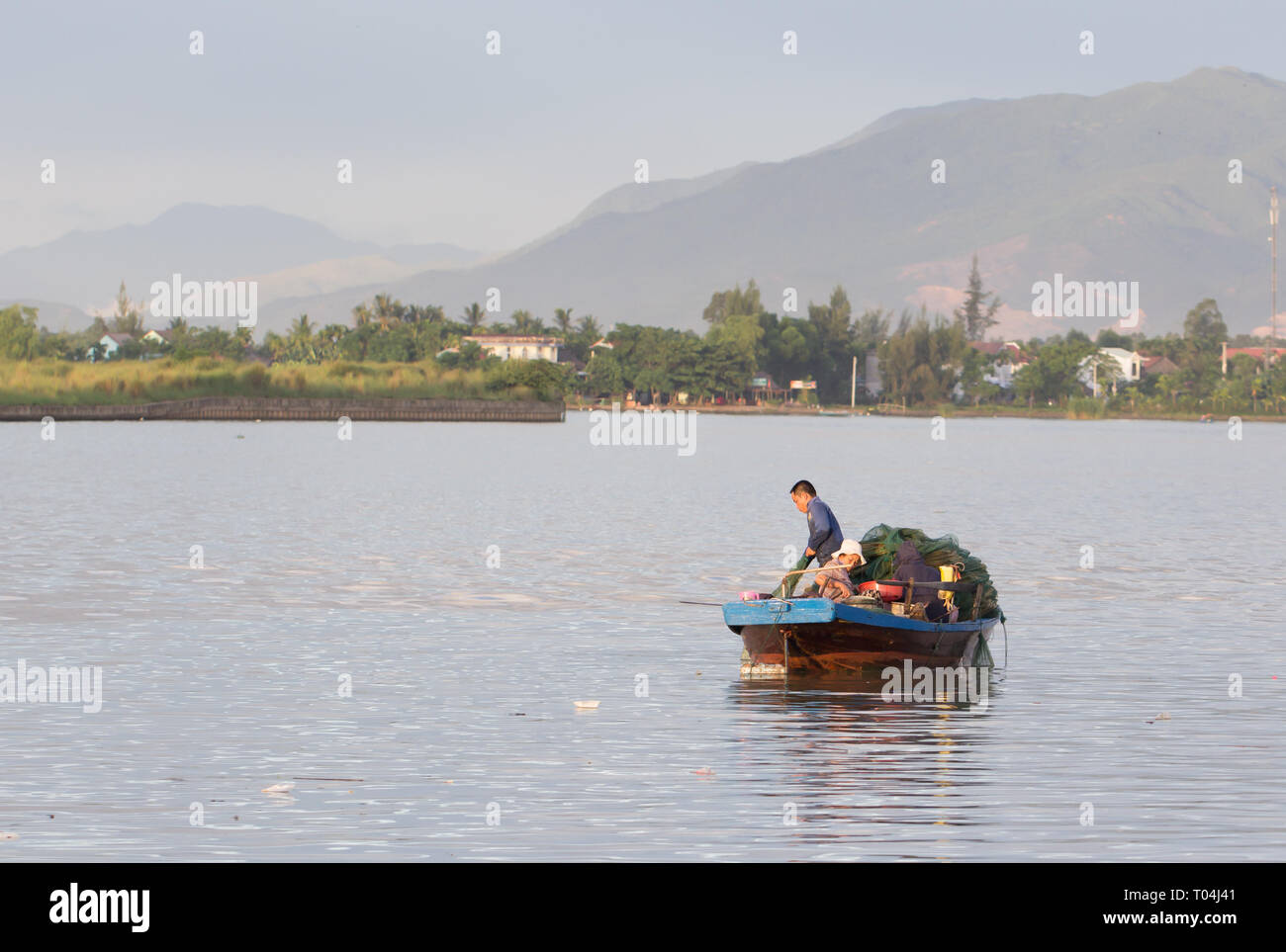 Les pêcheurs vietnamiens de pêche bateau de pêche Banque D'Images