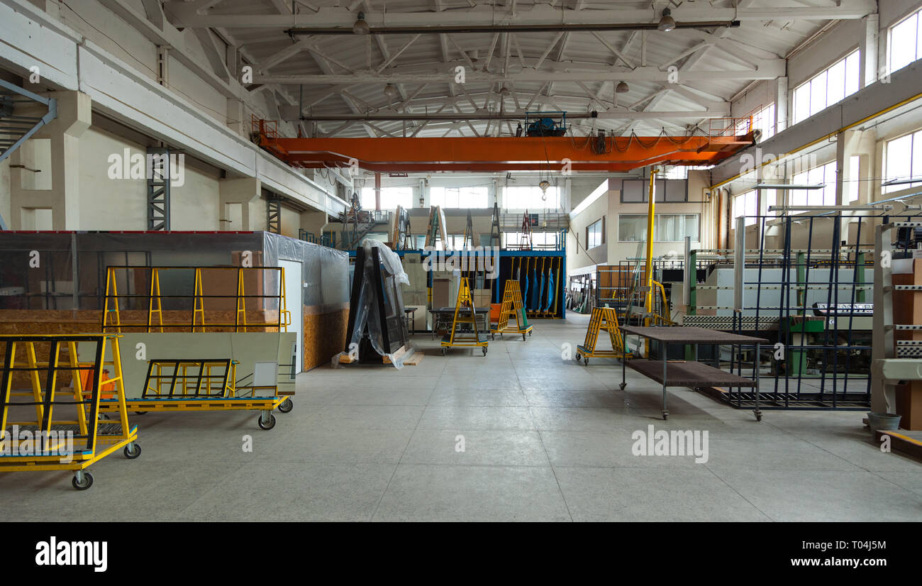 L'intérieur d'un grand verre et miroir usine de coupe Banque D'Images
