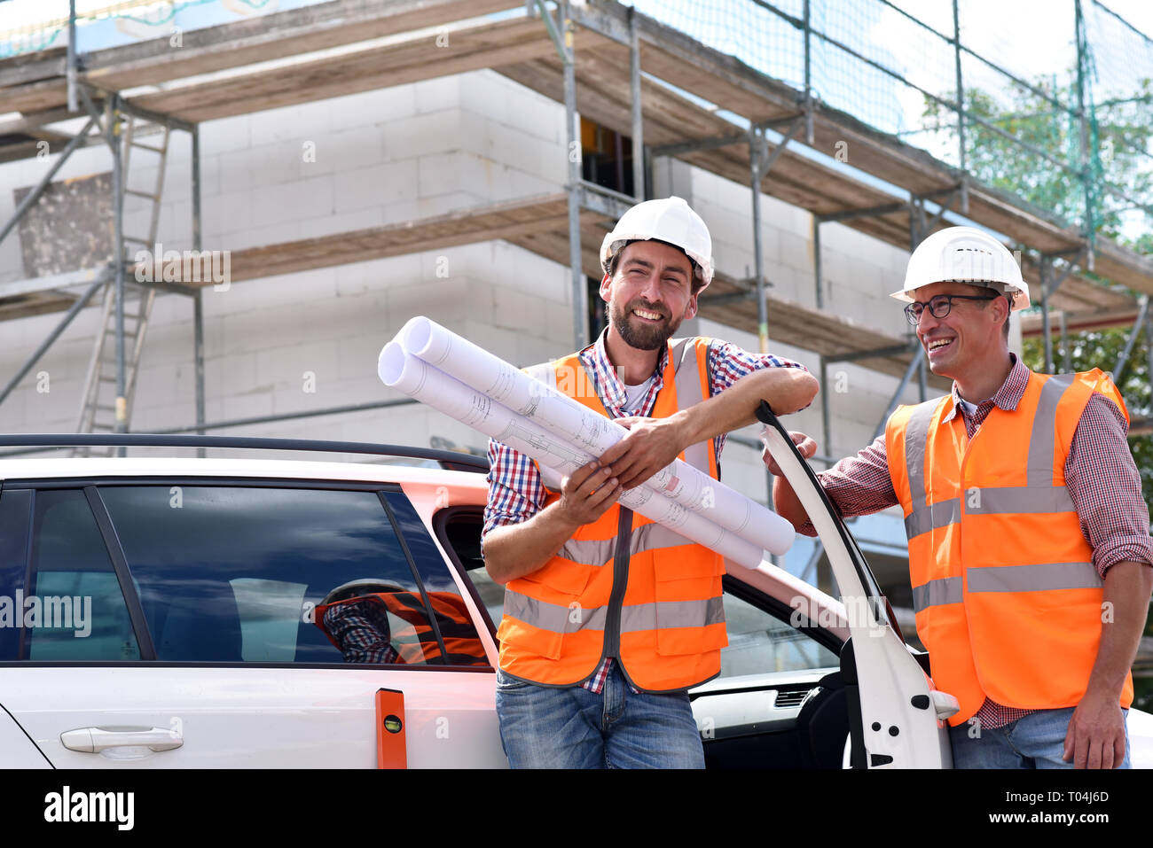 Directeur de la construction et de l'architecte sur le site pendant la construction d'une maison - la planification et le contrôle sur place - Le travail d'équipe Banque D'Images