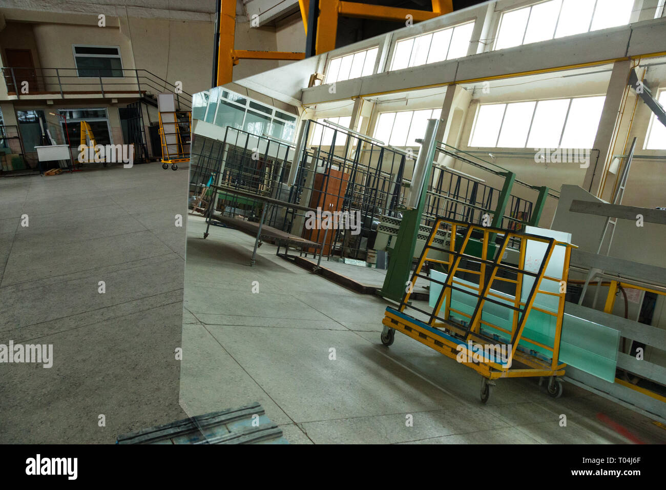 L'intérieur d'un grand verre et miroir usine de coupe Banque D'Images