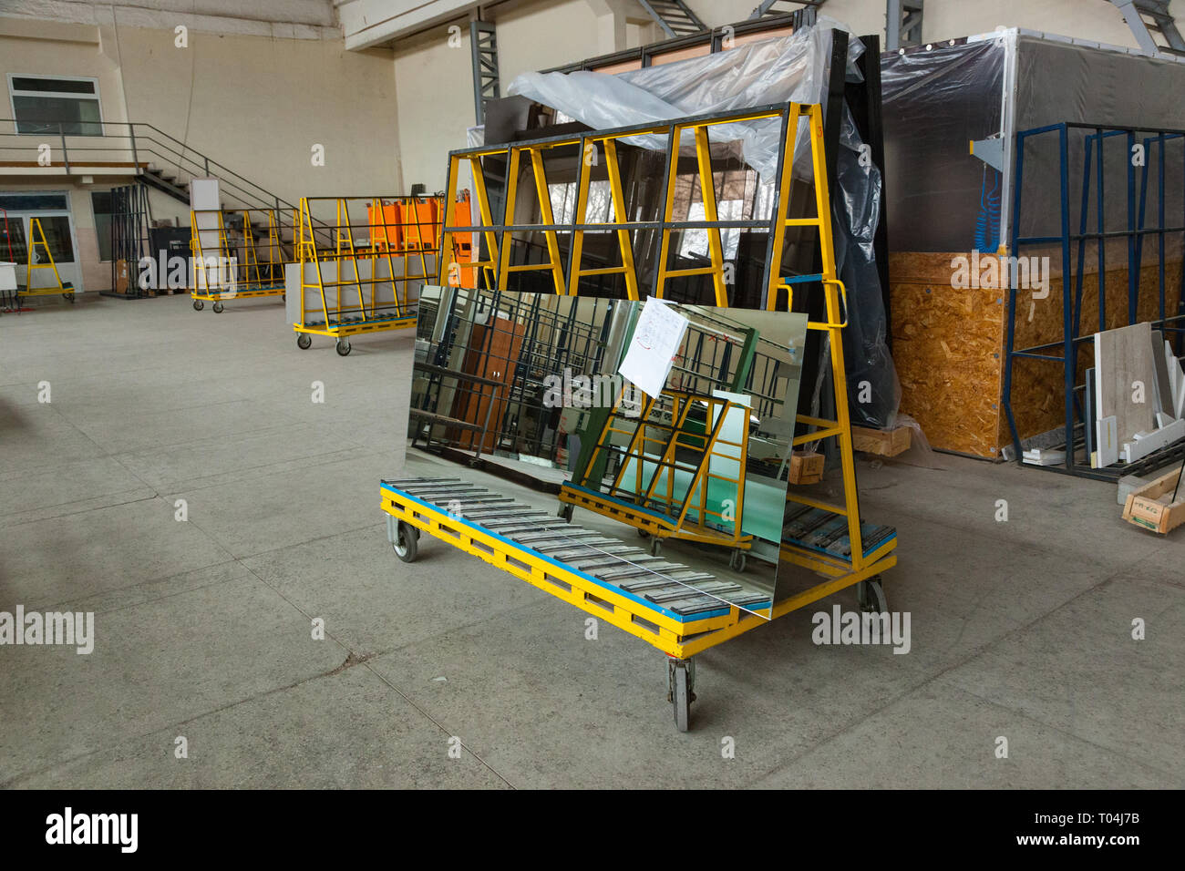 L'intérieur d'un grand verre et miroir usine de coupe Banque D'Images