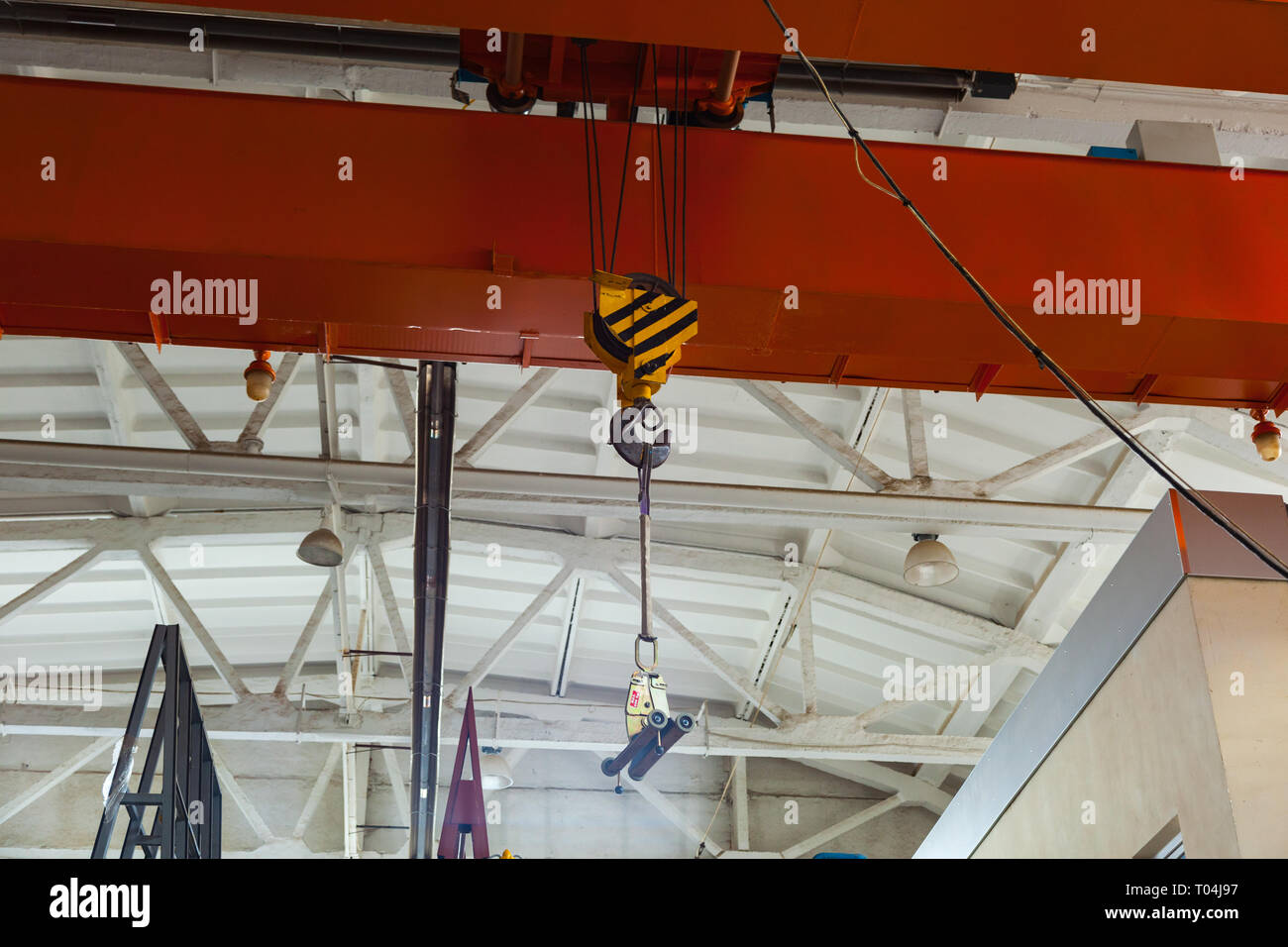 Pont roulant d'usine pour le levage des marchandises dans une entreprise Banque D'Images