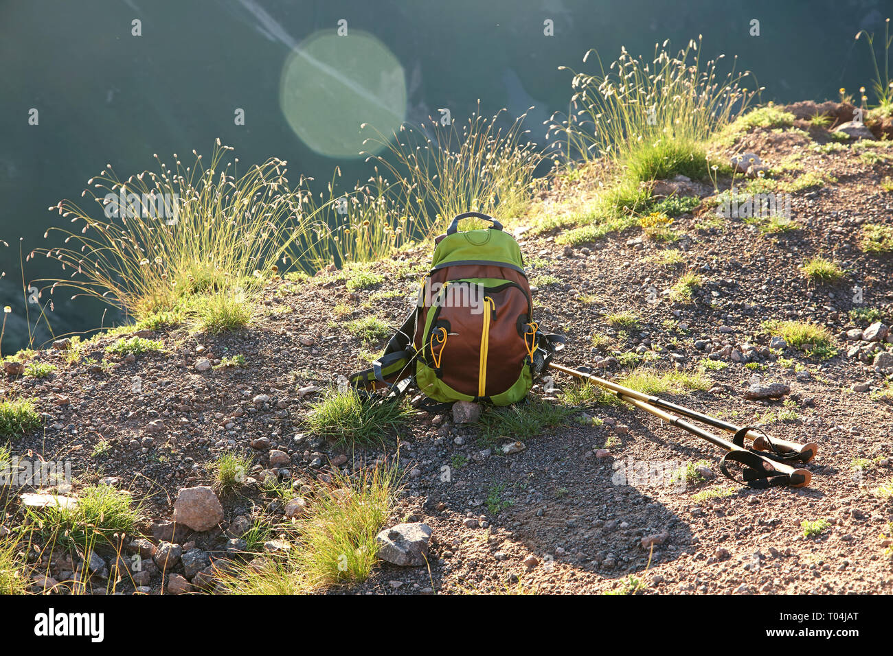 Trekking sac à dos et des bâtons de marche sur route de montagne Banque D'Images