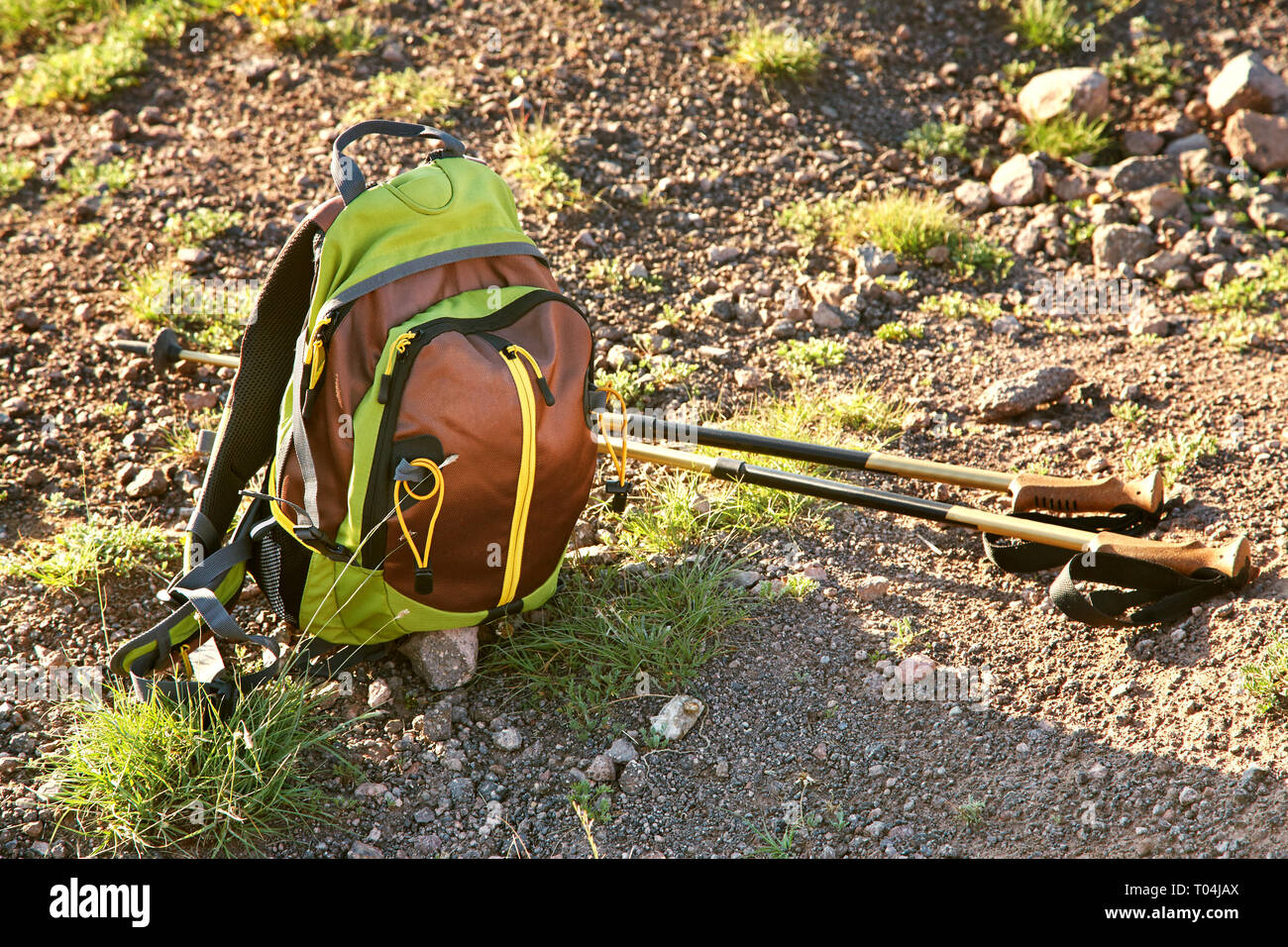 Trekking sac à dos et des bâtons de marche sur route de montagne Banque D'Images